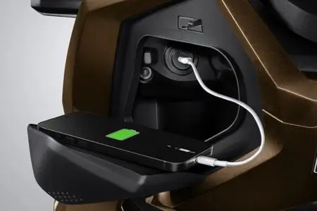 Fitur USB Charger Honda ADV 160